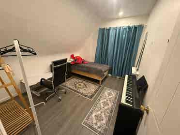 Spacious Room for Rent