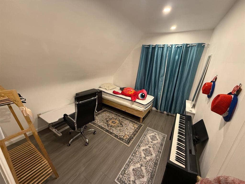Spacious Room for Rent