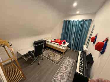 Spacious Room for Rent