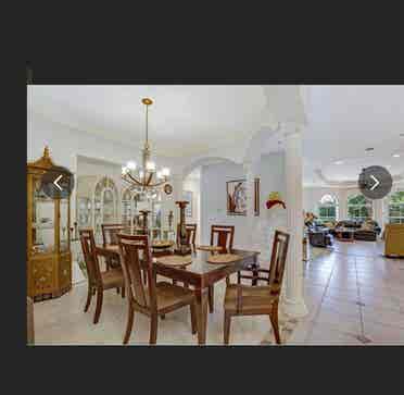 Beatiful Master Bedroom on the Ave!