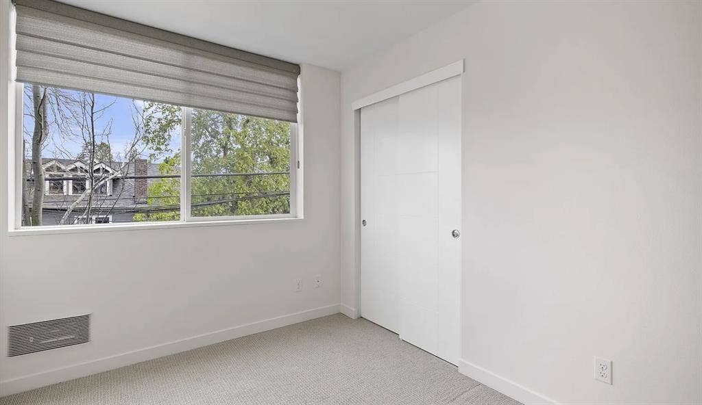 Townhouse w/ professionals, U-Dist
