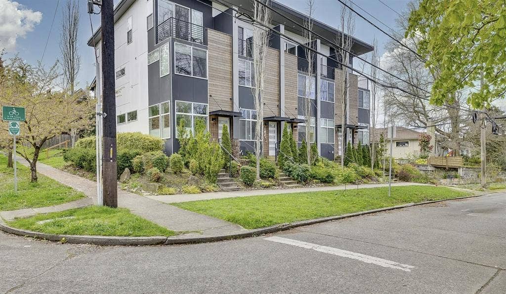 Townhouse w/ professionals, U-Dist