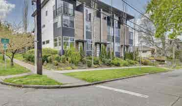 Townhouse w/ professionals, U-Dist