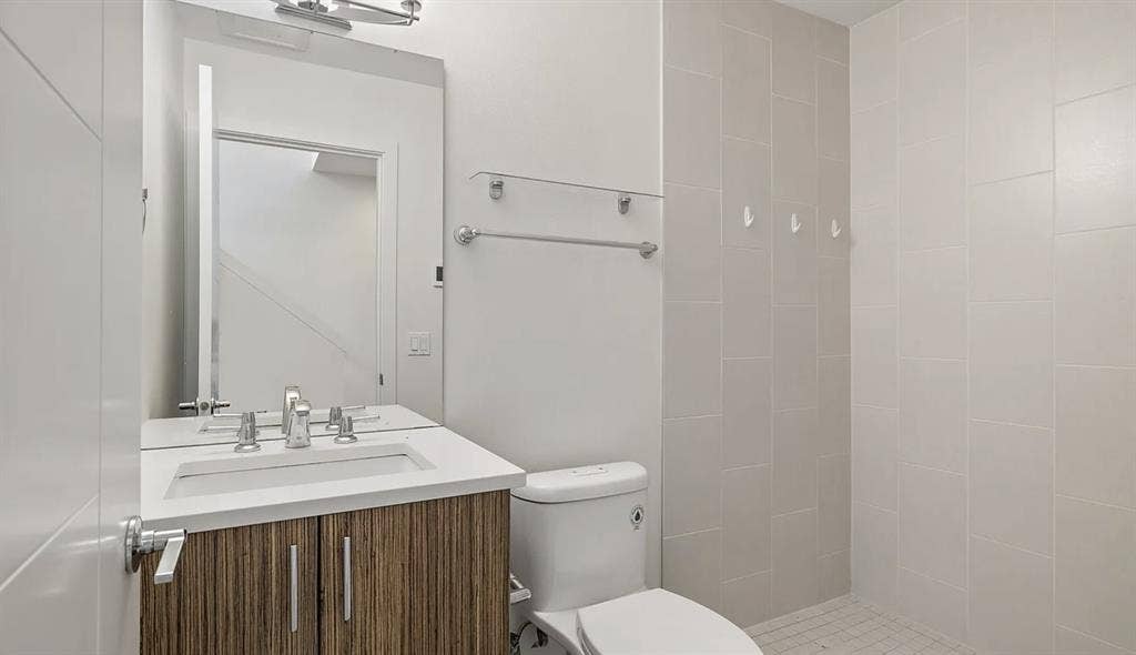 Townhouse w/ professionals, U-Dist