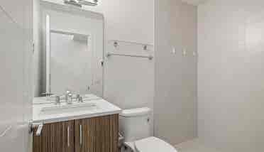 Townhouse w/ professionals, U-Dist