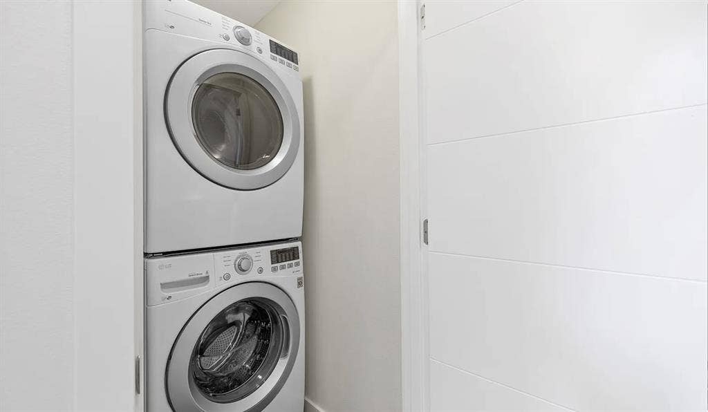 Townhouse w/ professionals, U-Dist