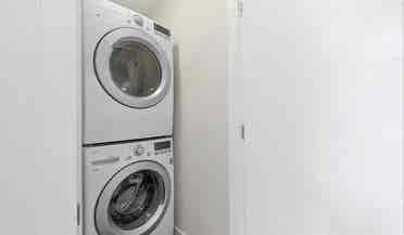 Townhouse w/ professionals, U-Dist