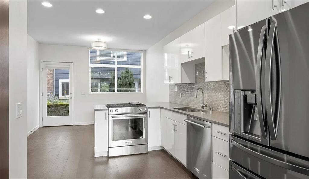 Townhouse w/ professionals, U-Dist