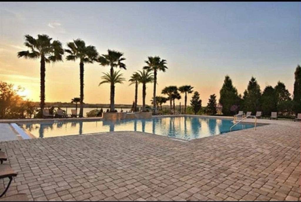 Looking for Roommate(s)