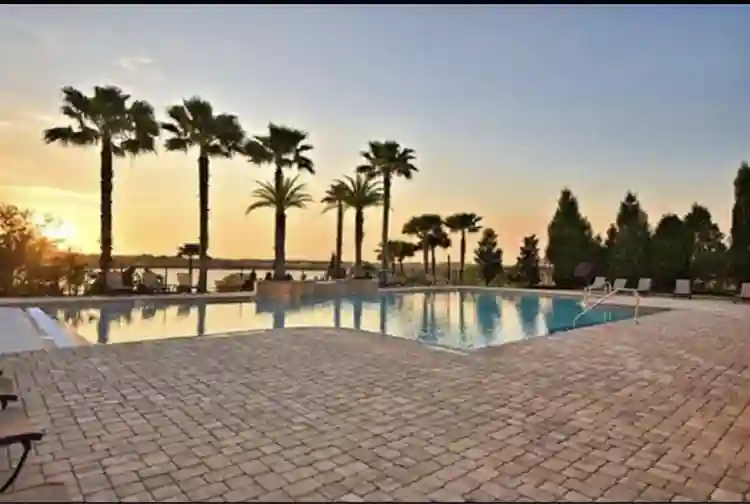 Looking for Roommate(s)