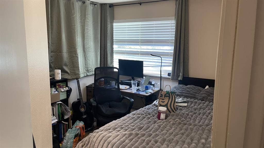 Looking for 3 roommates