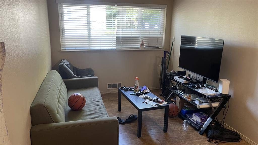Looking for 3 roommates