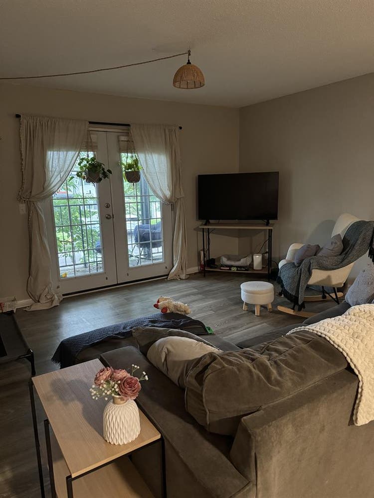 Looking for a female roommate!
