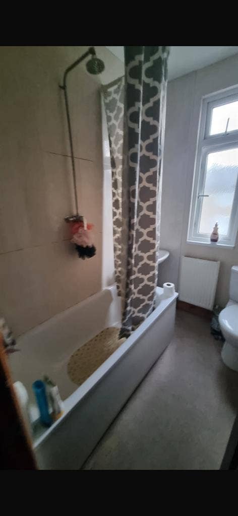 Room in girls student house nearARU