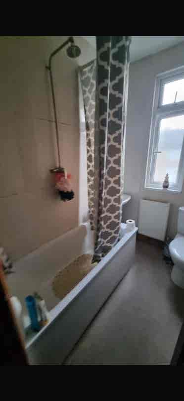 Room in girls student house nearARU
