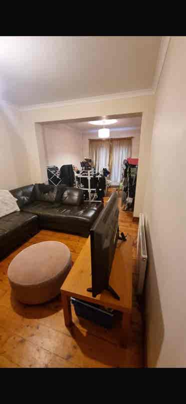 Room in girls student house nearARU