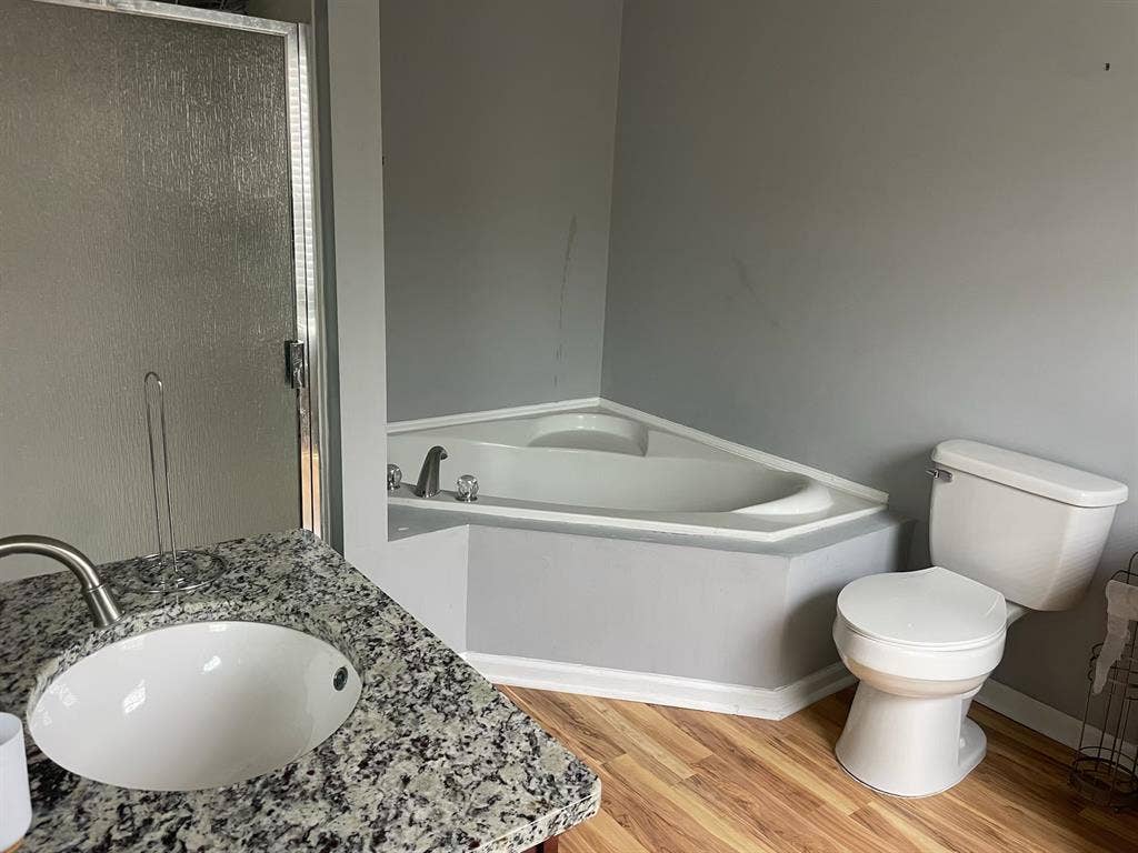 LARGE MASTER BED. PRIVATE BATHROOM