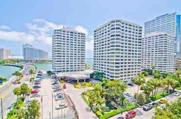 Brickell Bay drive Room for rent