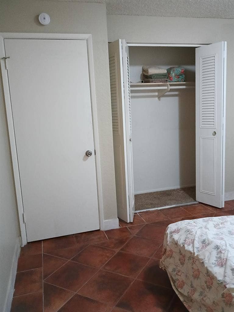 Tri-level home rooms for rent