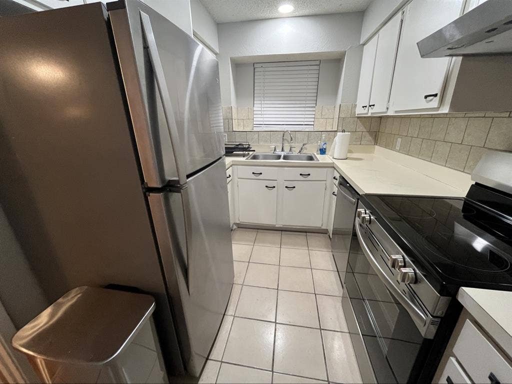 Furnished & Renovated UTA Townhouse