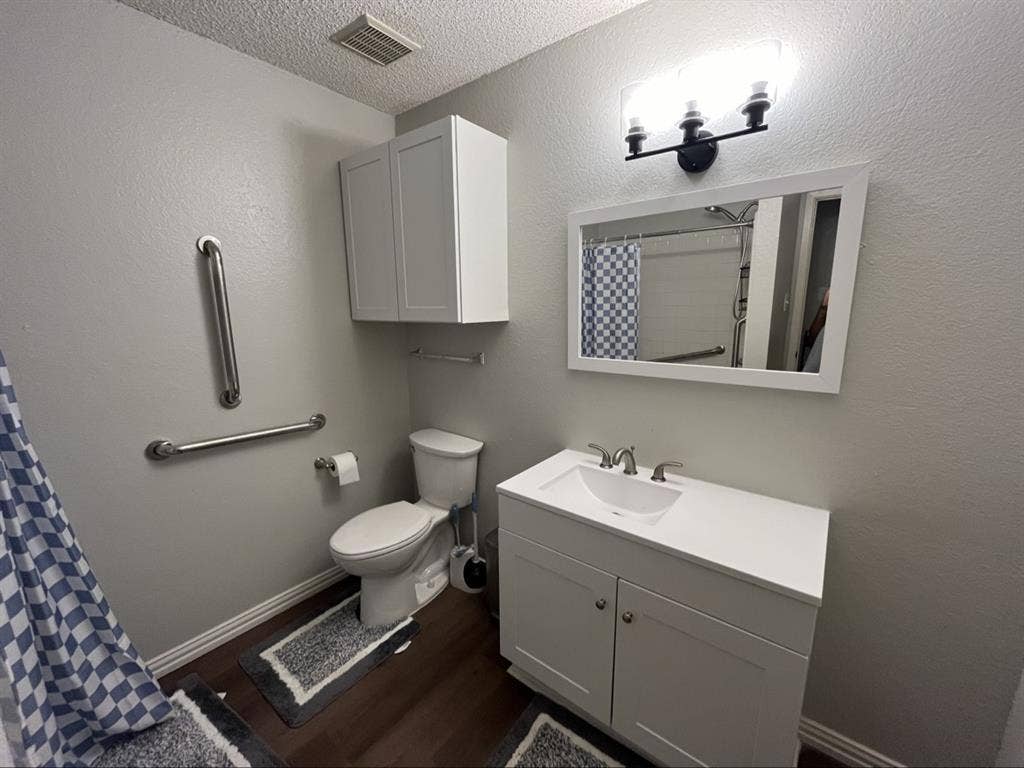 Furnished & Renovated UTA Townhouse