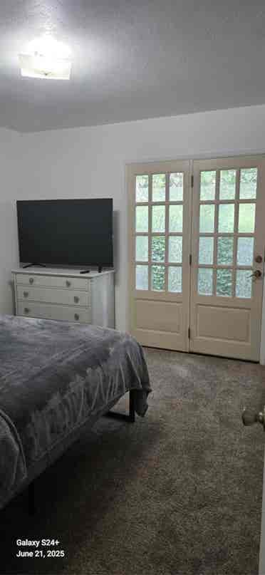 Private room/ side yard entrance