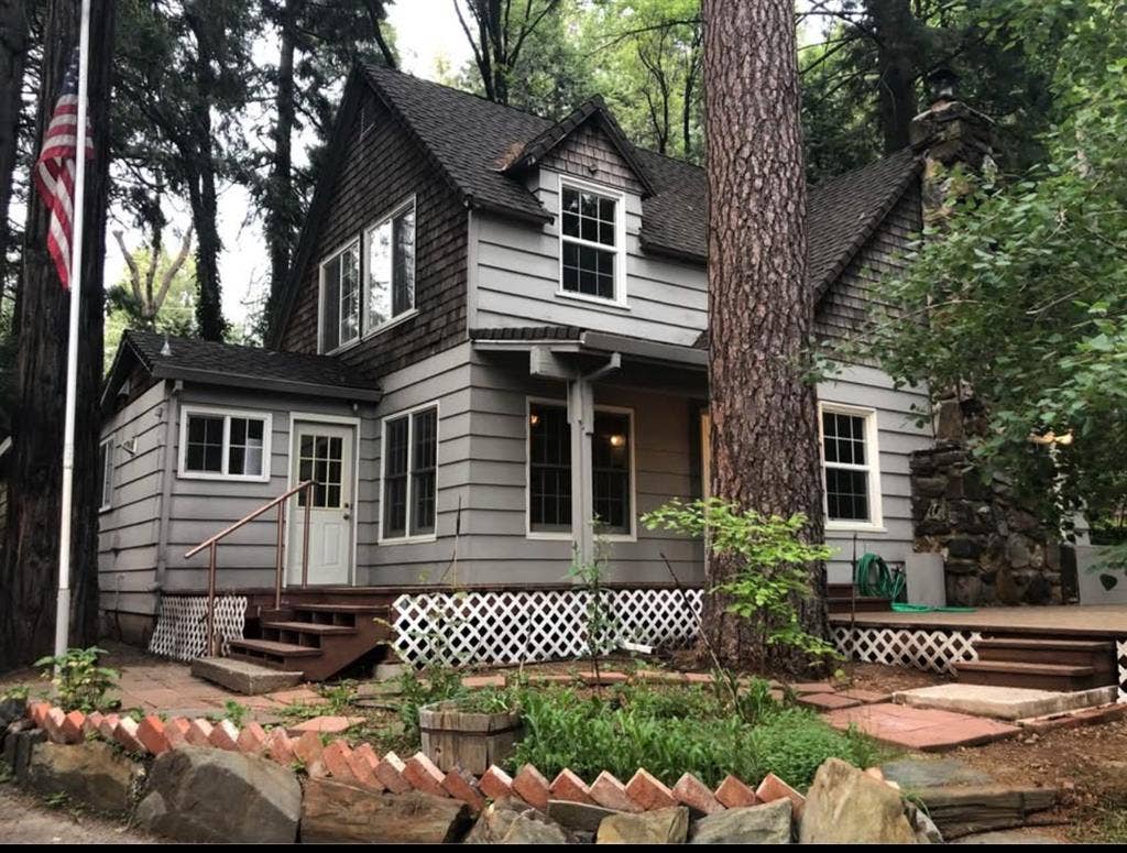 Private room w/ side yard entrance