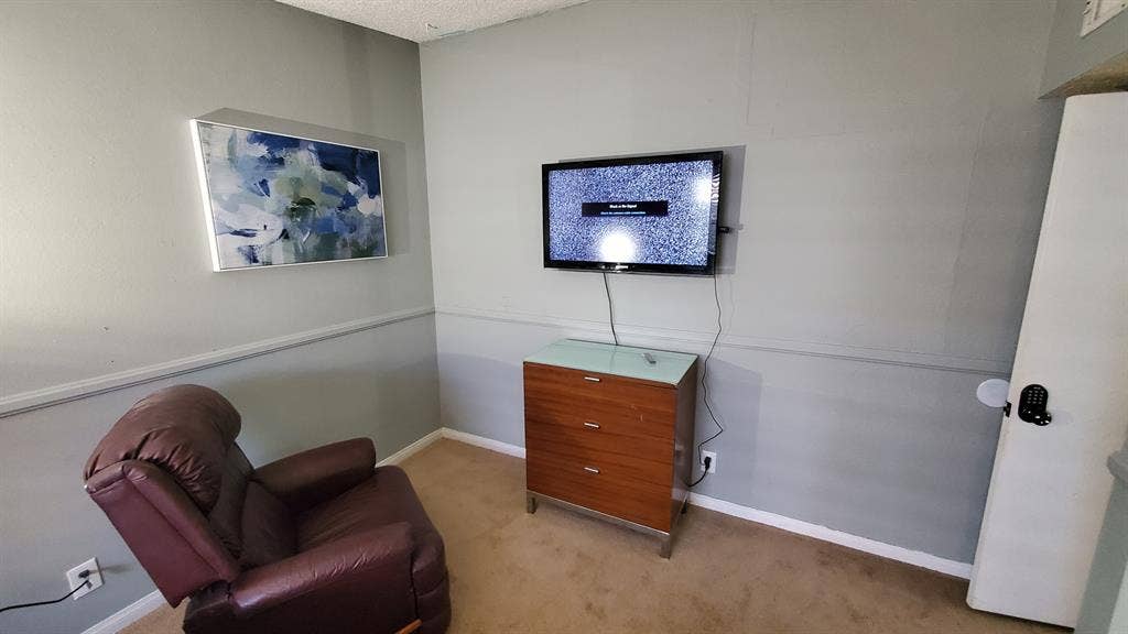 Large room with closet free wifi