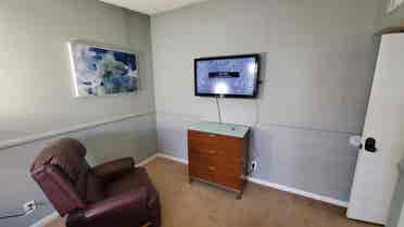 Large room with closet free wifi