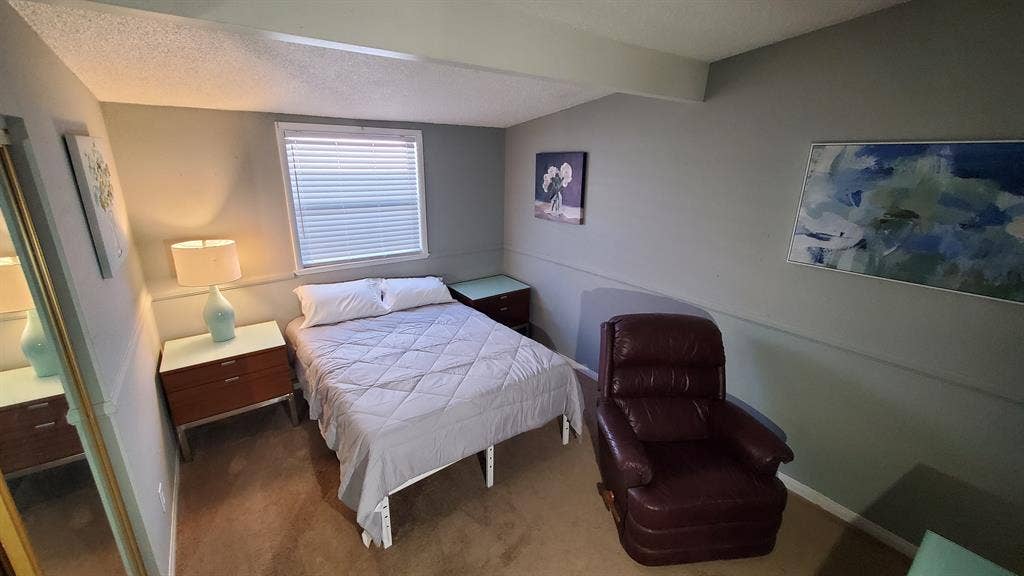 Large room with closet free wifi