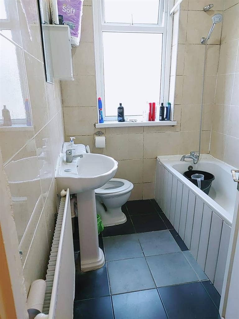 Double room available EAR
