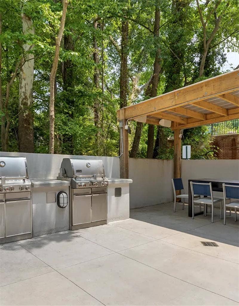 Studio unit for sublease