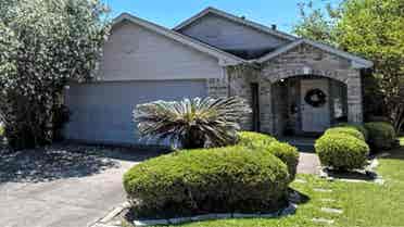 Looking for tenants to share space.
