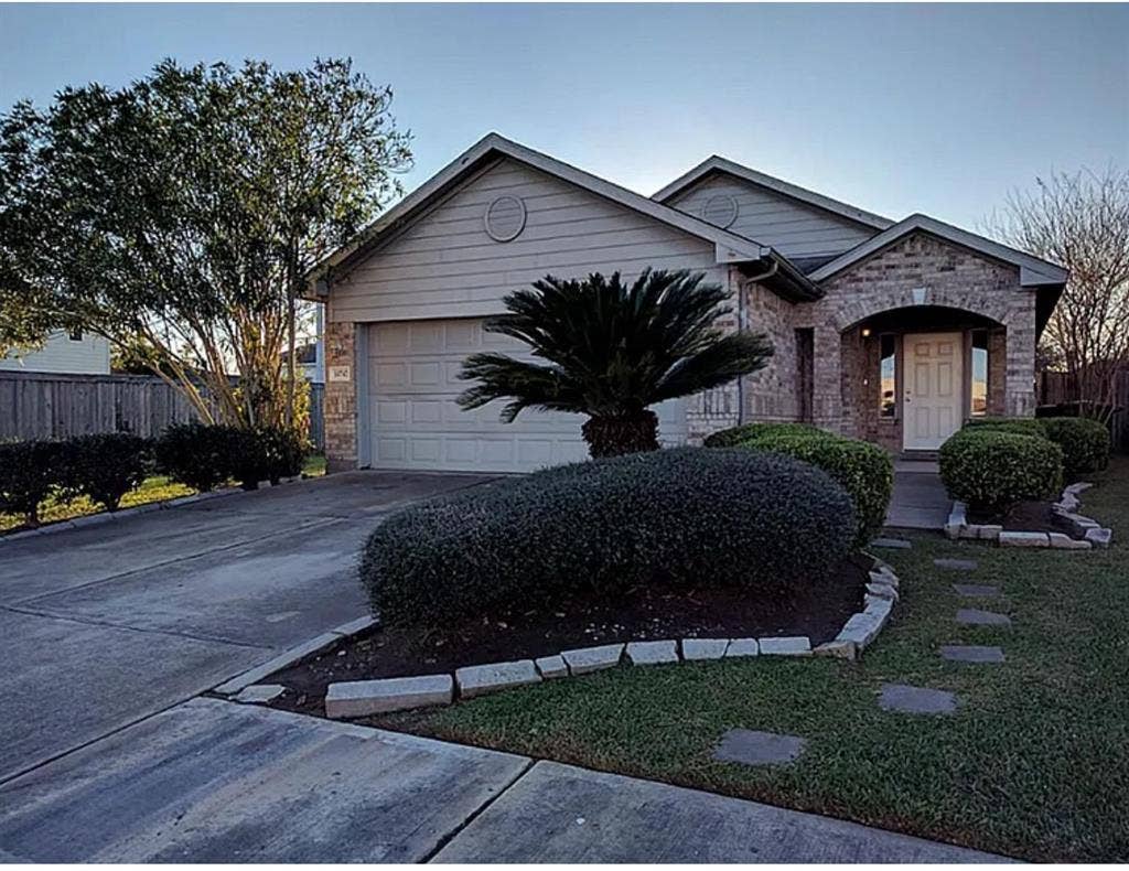 Looking for tenants to share space.