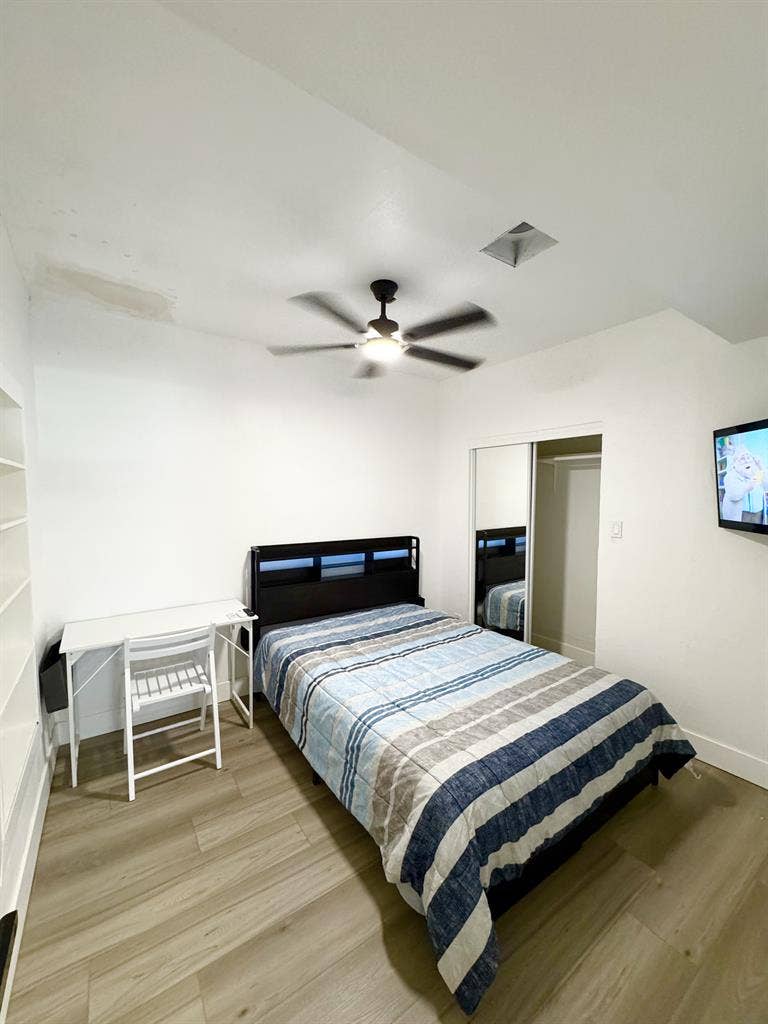 Peaceful Private Room Near Downtown