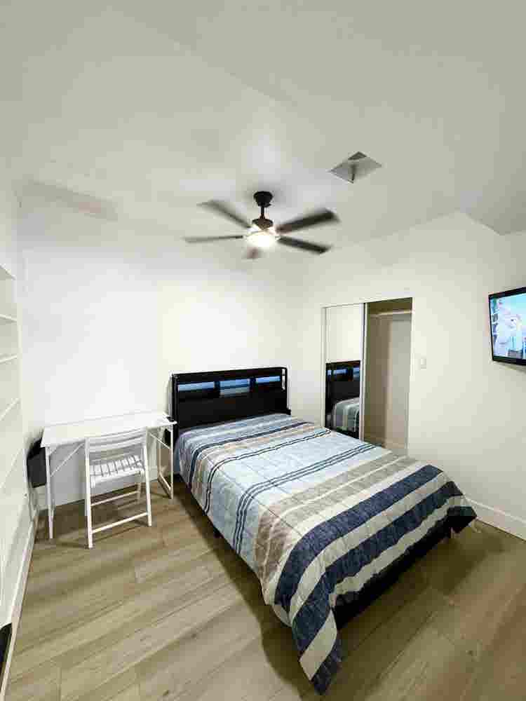 Peaceful Private Room Near Downtown