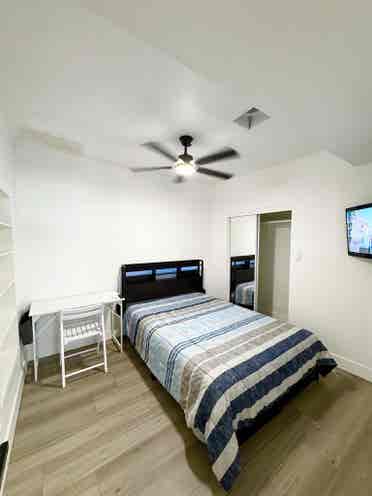 Peaceful Private Room Near Downtown