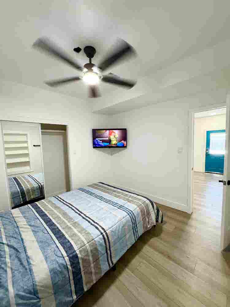 Peaceful Private Room Near Downtown