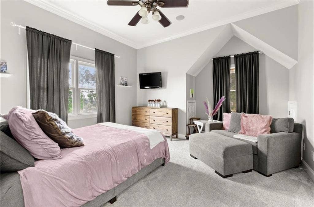 Spacious room w/private bathroom
