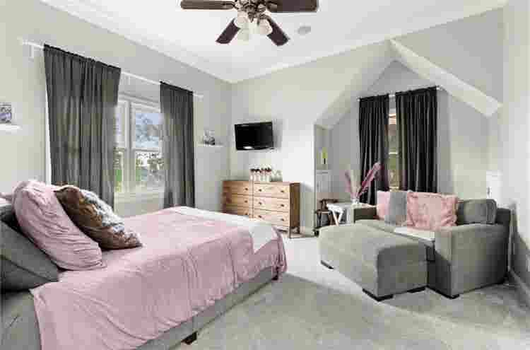 Spacious room w/private bathroom