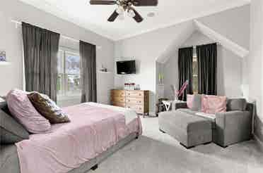 Spacious room w/private bathroom