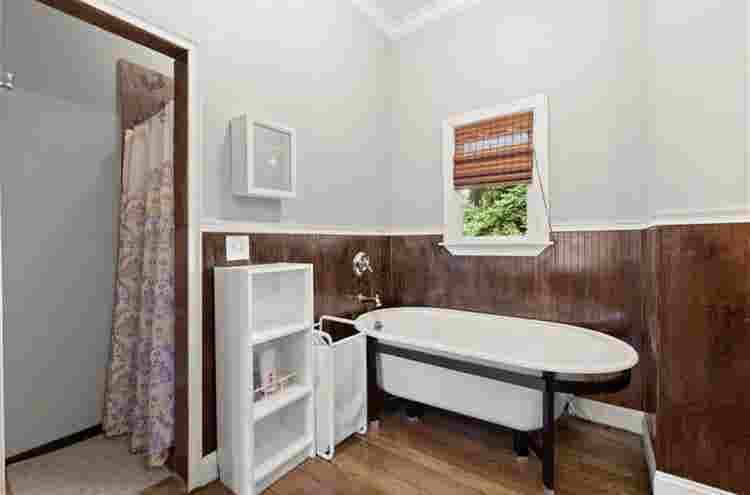 Spacious room w/private bathroom