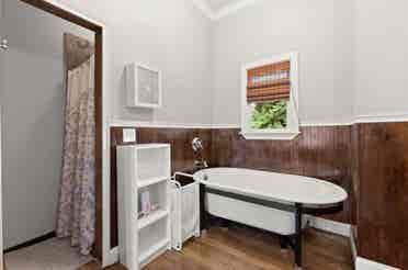 Spacious room w/private bathroom