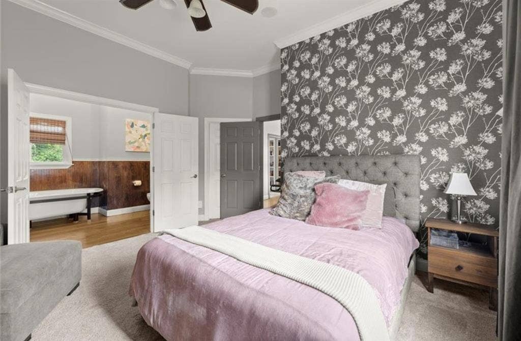 Spacious room w/private bathroom