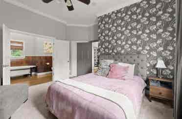 Spacious room w/private bathroom
