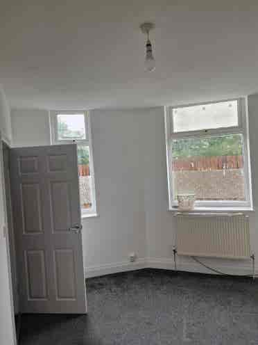 Roommate needed in 2 bed flat