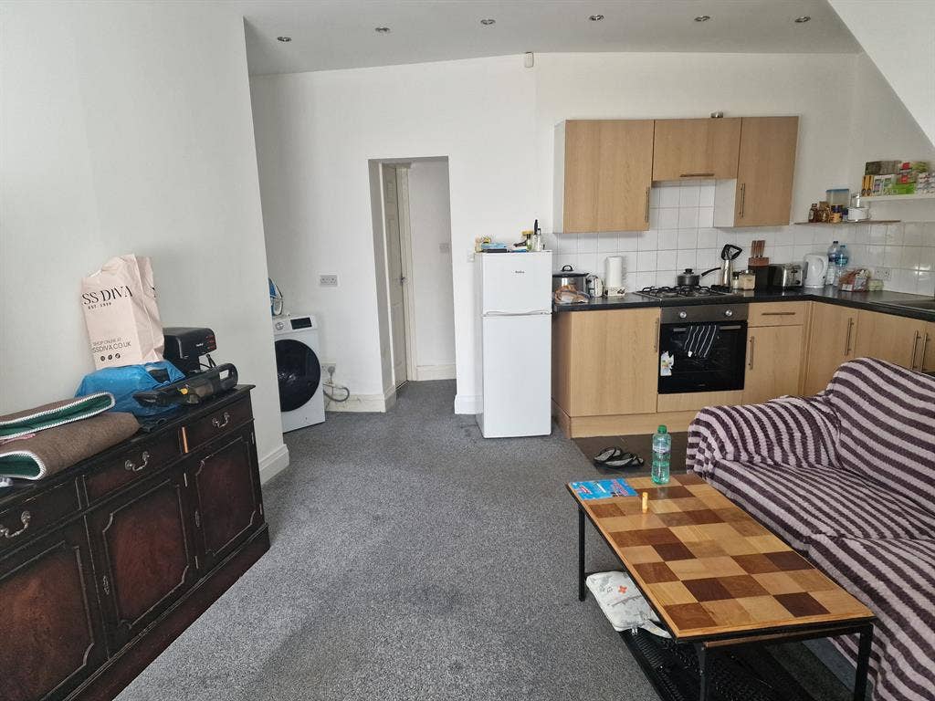 Roommate needed in 2 bed flat