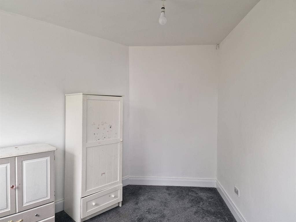 Roommate needed in 2 bed flat