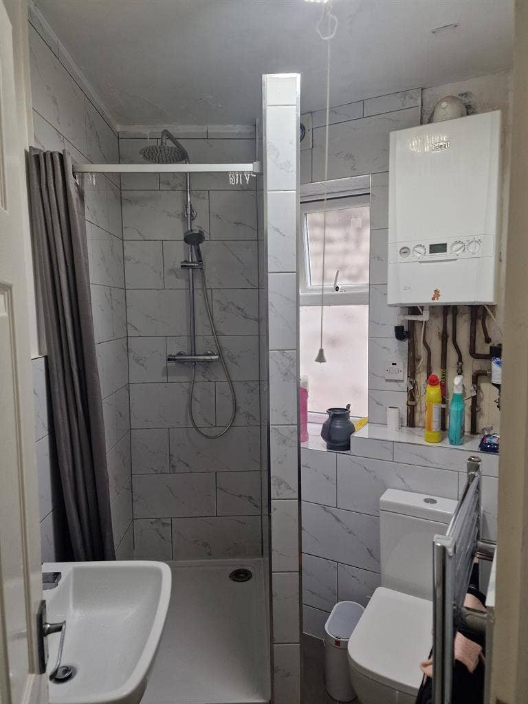 Roommate needed in 2 bed flat