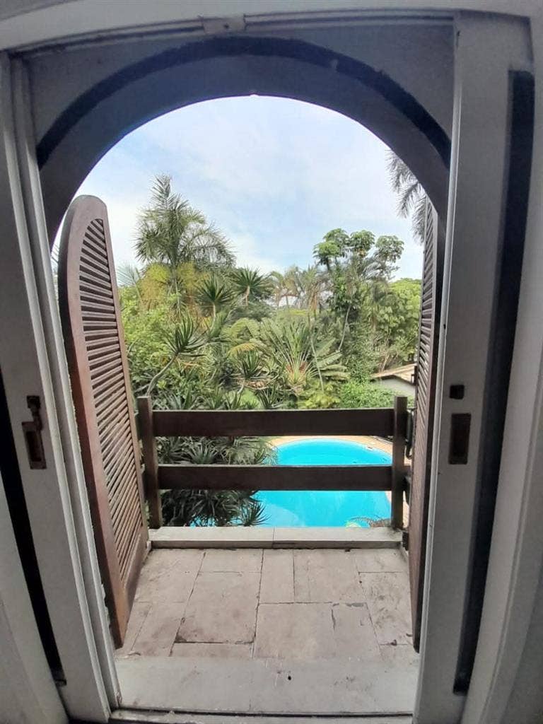 Suíte espaçosa  closet e varanda